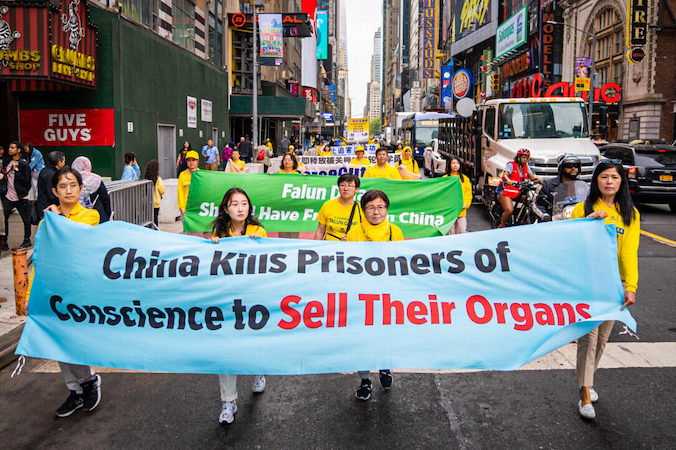 Praktykujący Falun Gong biorą udział w paradzie upamiętniającej 30. rocznicę upublicznienia praktyki, Nowy Jork, 13.05.2022 r. (Samira Bouaou / The Epoch Times)