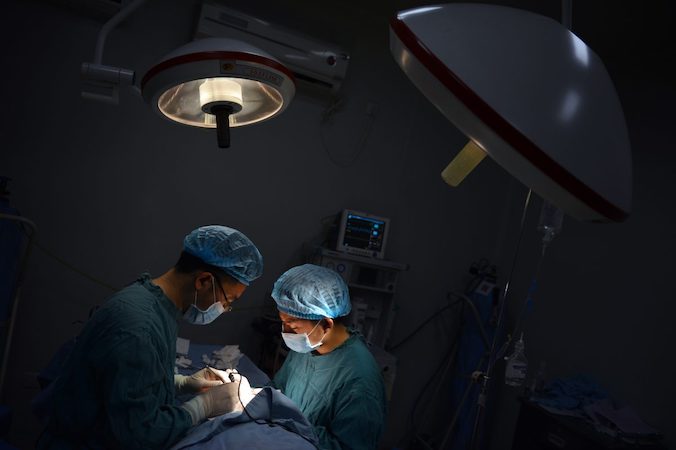 Dwóch lekarzy przeprowadza operację w Chongqing w południowo-zachodniej części Chin, 9.08.2013 r. (Peter Parks/AFP/Getty Images) Pacjent otrzymał pasującą wątrobę i nerkę do operacji przeszczepu w ciągu zaledwie miesiąca w mieście Tianjin, jak podała telewizja NTD