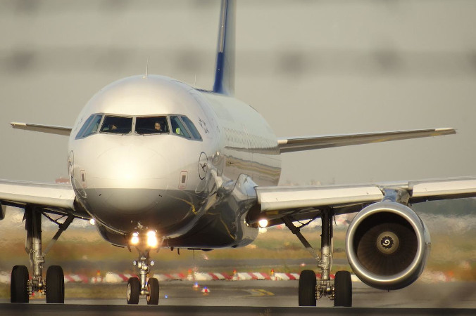 Z powodu problemów z obsługą pasażerów na lotniskach, Lufthansa zadecydowała o wykreśleniu kolejnych lotów ze swoich rozkładów. Zdjęcie ilustracyjne (<a href="https://pixabay.com/pl/users/ippikiookami-1553739/?utm_source=link-attribution&amp;utm_medium=referral&amp;utm_campaign=image&amp;utm_content=1023968">Peter Biela</a> / <a href="https://pixabay.com/pl/?utm_source=link-attribution&amp;utm_medium=referral&amp;utm_campaign=image&amp;utm_content=1023968">Pixabay</a>)