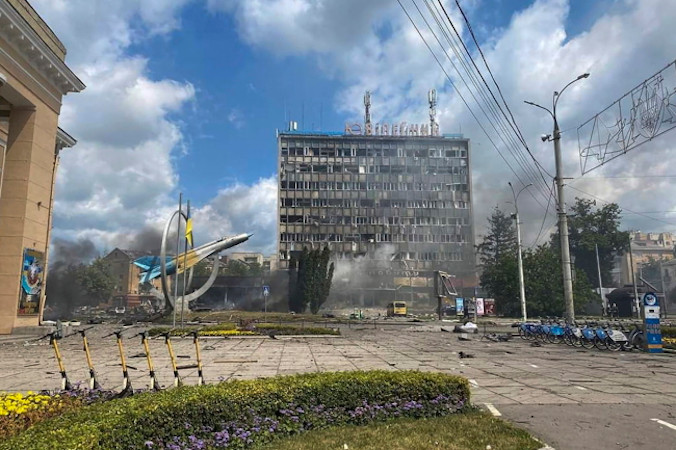 Miejsce ataku rakietowego w centrum Winnicy, środkowo-zachodnia Ukraina, 14.07.2022 r., zdjęcie opublikowane przez Państwową Służbę Ukrainy ds. Sytuacji Nadzwyczajnych (STATE EMERGENCY SERVICE OF UKRAINE HANDOUT/PAP/EPA)
