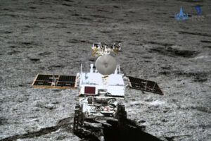 Księżycowy łazik Yutu-2 widziany przez sondę księżycową Chang’e-4 na niewidocznej stronie Księżyca, zdjęcie wydane przez China National Space Administration, CNSA, za pośrednictwem CNS, 11.01.2019 r. (China National Space Administration/AFP via Getty Images)