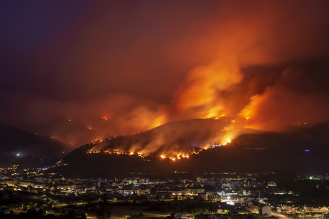 Dym ponad pożarem lasu w gminie O Barco de Valdeorras, prowincja Ourense w Galicji, północno-zachodnia Hiszpania, 17.07.2022 r. (Brais Lorenzo / PAP/EPA)
