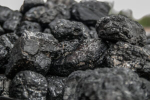 Rząd przyjął projekt ustawy ws. dodatku węglowego w wysokości 3 tys. zł – poinformowała minister klimatu i środowiska