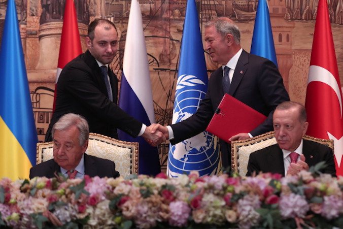 Prezydent Turcji Recep Tayyip Erdoğan (na dole po prawej), sekretarz generalny ONZ António Guterres (na dole po lewej), minister infrastruktury Ukrainy Ołeksandr Kubrakow (u góry po lewej) i minister obrony Turcji Hulusi Akar (u góry po prawej) uczestniczą w ceremonii podpisania umowy o transporcie zboża między Turcją-ONZ, Rosją i Ukrainą po spotkaniu w Stambule, Turcja, 22.07.2022 r. (SEDAT SUNA/PAP/EPA)
