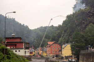 Strażacy podczas gaszenia pożaru lasu w pobliżu wsi Hřensko, Republika Czeska, 27.07.2022 r. (RAY BASELEY/PAP/EPA)