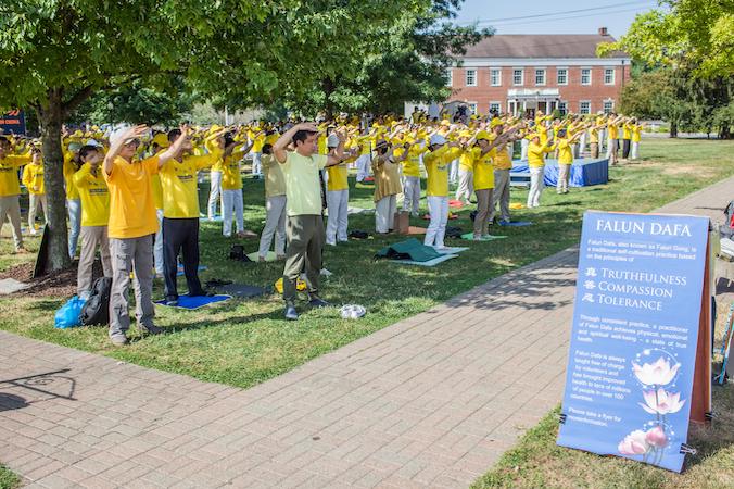 Zwolennicy Falun Gong wykonują ćwiczenia medytacyjne w parku w Goshen, stan Nowy Jork, 17.07.2022 r. Kilkuset wyznawców duchowej praktyki zebrało się w miasteczku, aby upamiętnić 23. rocznicę rozpoczęcia prześladowań Falun Gong w Chinach przez Komunistyczną Partię Chin (Petr Svab / The Epoch Times)