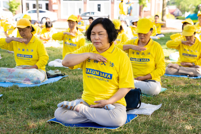 Zwolennicy Falun Gong medytują w parku w Goshen, stan Nowy Jork, 17.07.2022 r. Kilkuset wyznawców duchowej praktyki zebrało się w parku, aby upamiętnić 23. rocznicę rozpoczęcia prześladowań Falun Gong w Chinach przez Komunistyczną Partię Chin (Larry Dye / The Epoch Times)