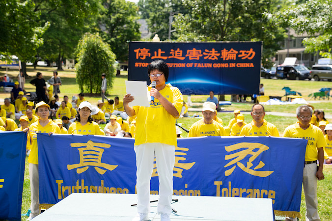 Xia Haizhen mówi o tym, jak była torturowana w więzieniu w Chinach z powodu wiary w Falun Gong, Goshen, stan Nowy Jork, 17.07.2022 r. Zwolennicy Falun Gong są prześladowani w Chinach od 23 lat (Larry Dye / The Epoch Times)