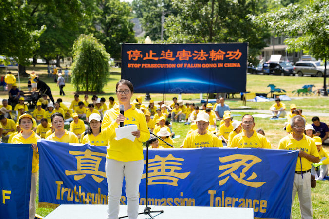 Yuhua Zhang mówi o tym, jak była torturowana w więzieniu w Chinach z powodu wiary w Falun Gong, Goshen, stan Nowy Jork, 17.07.2022 r. Zwolennicy Falun Gong są prześladowani w Chinach od 23 lat (Larry Dye / The Epoch Times)