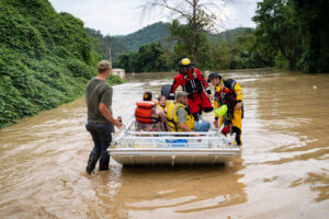 Ekipa ratownicza ze Straży Pożarnej w Jackson pomaga ludziom wydostać się z wód powodziowych, Jackson w stanie Kentucky, 28.07.2022 r. (Michael Swensen / Getty Images)