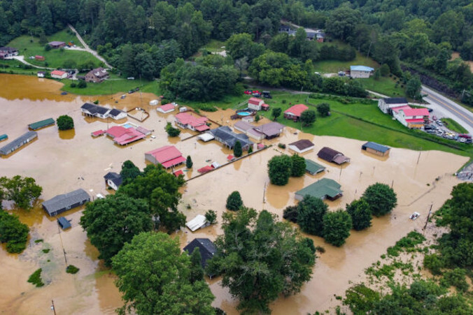 Widok z lotu ptaka na domy zatopione przez wody  powodziowe pochodzące z North Fork Kentucky River, Jackson w stanie Kentucky, 28.07.2022 r. (Leandro Lozada/AFP via Getty Images)