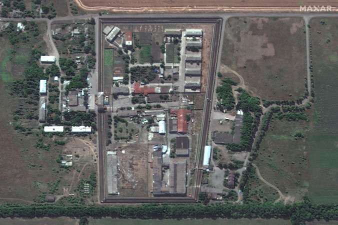 Na zdjęciu satelitarnym udostępnionym przez Maxar Technologies widać obóz w Ołeniwce w obwodzie donieckim na Ukrainie, w którym po ataku i eksplozji 29 lipca we wczesnych godzinach zginęło według doniesień kilkadziesiąt osób, zdjęcie opublikowane 31.07.2022 r. (MAXAR TECHNOLOGIES HANDOUT/PAP/EPA)