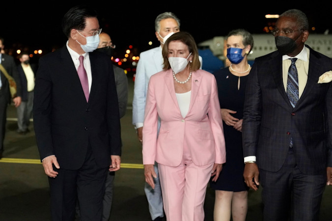 Przewodnicząca Izby Reprezentantów USA Nancy Pelosi (pośrodku) witana przez ministra spraw zagranicznych Tajwanu Josepha Wu (po lewej), gdy przybywa na lotnisko Songshan w Tajpej, Tajwan, 2.08.2022 r., zdjęcie udostępnione przez Ministerstwo Spraw Zagranicznych Tajwanu (Taiwan Ministry of Foreign Affairs HANDOUT/PAP/EPA)
