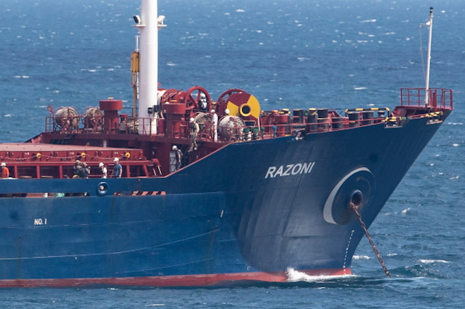 Urzędnicy mający przeprowadzić inspekcję widziani na pokładzie statku towarowego Razoni pod banderą Sierra Leone, który opuścił port w Odessie z pierwszym transportem zboża na eksport, u wybrzeży dzielnicy Kilyos w Stambule, nad Morzem Czarnym (ERDEM SAHIN / PAP/EPA)