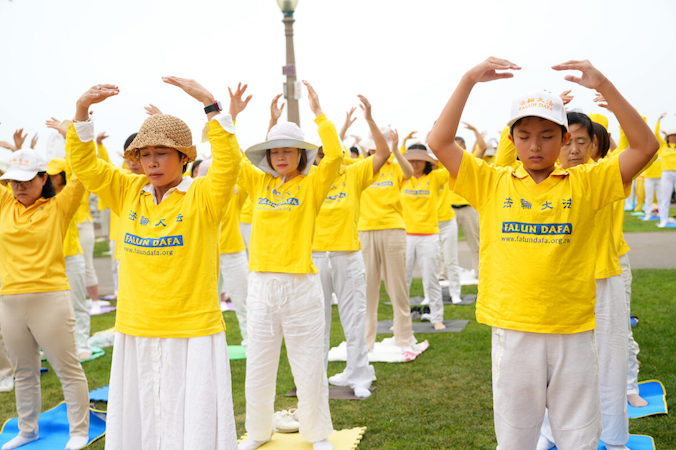 Praktykujący Falun Dafa demonstrują pięć ćwiczeń podczas wiecu, który ma na celu zwiększenie świadomości na temat prześladowań Falun Dafa przez Komunistyczną Partię Chin, Santa Monica, Kalifornia, 17.07.2022 r. (Debora Cheng / The Epoch Times)