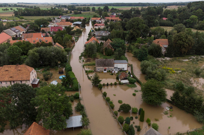 Podtopiona po intensywnych opadach deszczu miejscowość Strzelce, 21.08.2022 r. (Aleksander Koźmiński / PAP)