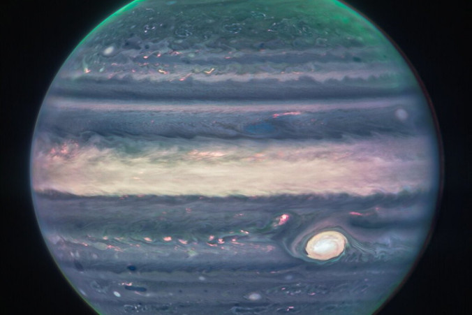Fragment obrazu Jowisza, zdjęcie złożone z kilku pojedynczych, wykonanych przez Webb NIRCam z wykorzystaniem trzech filtrów, wyrównane ze względu na obrót planety, udostępnione przez NASA, wydane 22.08.2022 r. (NASA, ESA, CSA, Jupiter ERS Team/HANDOUT/PAP/EPA)