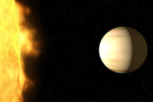 <a href="https://www.jpl.nasa.gov/news/nasa-finds-a-large-amount-of-water-in-an-exoplanets-atmosphere">Egzoplaneta WASP-39b-20180301</a>. Przy użyciu teleskopów kosmicznych Hubble’a i Spitzera naukowcy zbadali „gorącego Saturna” o nazwie WASP-39 b – gorącą, rozdętą egzoplanetę o masie Saturna, znajdującą się ok. 700 lat świetlnych od Ziemi, ilustracja z 2018 r. (NASA, ESA, G. Bacon i A. Feild, STScI, oraz H. Wakeford, STScI/Univ. of Exeter / <a href="https://commons.wikimedia.org/w/index.php?curid=66956374">domena publiczna</a>)