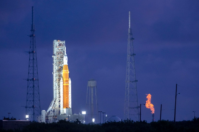 Wstrzymano start rakiety SLS z kapsułą Orion, będących częścią misji Artemis I, Centrum Kosmiczne im. Kennedy’ego na Florydzie, USA, 29.08.2022 r. (CRISTOBAL HERRERA-ULASHKEVICH/PAP/EPA)
