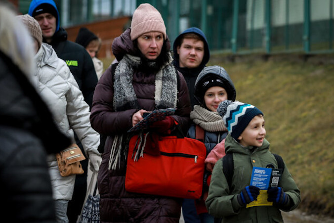 Uchodźcy z Ukrainy przechodzą przez granicę z Polską na przejściu w Medyce, 10.03.2022 r. (Charlotte Cuthbertson / The Epoch Times)