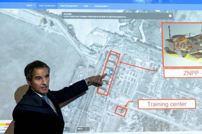 Rafael Grossi, dyrektor generalny Międzynarodowej Agencji Energii Atomowej, MAEA, wskazuje na mapie Zaporoską Elektrownię Atomową, Wiedeń, Austria, 4.03.2022 r. (Joe Klamar/AFP via Getty Images)