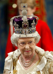 Królowa Wielkiej Brytanii Elżbieta II w Brytyjskiej Koronie Państwowej przechodzi w procesji przez Galerię Królewską, by wygłosić przemówienie podczas uroczystego otwarcia sesji Parlamentu w Londynie, Wielka Brytania, 13.11.2002 r., wydane ponownie 8.09.2022 r. (ADRIAN DENNIS/PAP/EPA)
