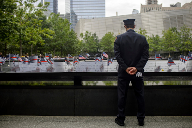 Przedstawiciel służb mundurowych oddaje hołd w National September 11th Memorial w Nowym Jorku, Nowy Jork, Stany Zjednoczone, 11.09.2022 r. (BONNIE CASH/POOL/PAP/EPA)
