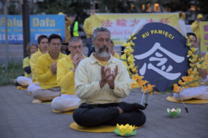 Cichy apel praktykujących Falun Dafa pod Ambasadą Chińskiej Republiki Ludowej w Warszawie, 8.09.2022 r. (Karolina Olejniczak / The Epoch Times)