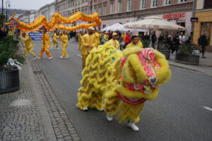 Chiński lew i Złoty Smok podczas parady Falun Dafa na Nowym Świecie w Warszawie, 10.09.2022 r. (The Epoch Times)