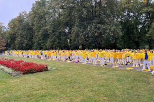 Praktykujący wykonują pierwsze ćwiczenie Falun Dafa w Ogrodzie Saskim, Warszawa, 10.09.2022 r. (Marcin Hakemer-Fernandez)