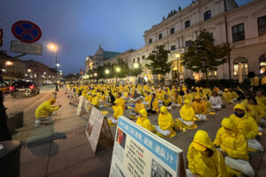 Praktykujący Falun Dafa podczas czuwania przy świecach na Krakowskim Przedmieściu w Warszawie, 9.09.2022 r. (Marcin Hakemer-Fernandez)