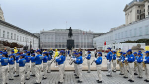 Orkiestra Tian Guo Marching Band przed Pałacem Prezydenckim na Krakowskim Przedmieściu w Warszawie podczas parady Falun Dafa, 9.09.2022 r. (Marcin Hakemer-Fernandez)