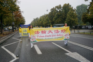 Parada Falun Dafa w Al. Ujazdowskich w Warszawie, 9.09.2022 r. (The Epoch Times)