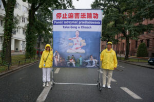 Praktykujący Falun Dafa trzymają baner informujący o procederze grabieży organów od żywych ludzi, który ma miejsce w ChRL, parada w Warszawie, 9.09.2022 r. (The Epoch Times)