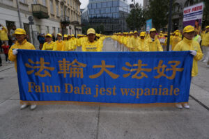 Praktykujący Falun Dafa podczas parady w Warszawie, 10.09.2022 r. (The Epoch Times)
