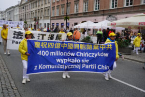 Praktykujący Falun Dafa podczas parady na Nowym Świecie w Warszawie, 10.09.2022 r. (The Epoch Times)