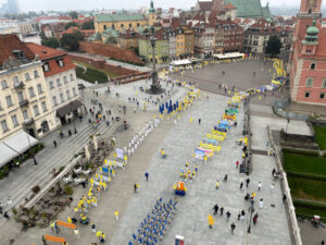 Parada Falun Dafa na pl. Zamkowym w Warszawie, 9.09.2022 r. (Marcin Hakemer-Fernandez)