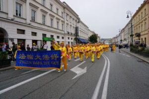 Zespół grający na tradycyjnych chińskich bębenkach podczas parady Falun Dafa w Warszawie, 10.09.2022 r. (The Epoch Times)
