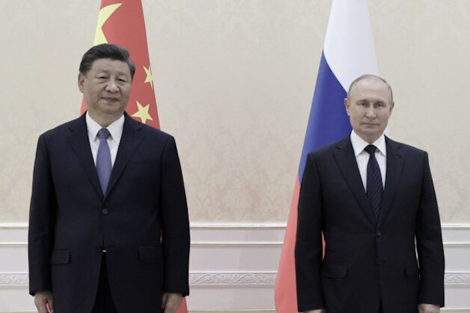  Przywódca Chin Xi Jinping i prezydent Rosji Władimir Putin pozują do zdjęć na marginesie szczytu przywódców Szanghajskiej Organizacji Współpracy, SCO, w Samarkandzie, Uzbekistan, 15.09.2022 r. (Alexandr Demyanchuk/Sputnik/AFP via Getty Images)