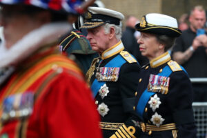 Król Wielkiej Brytanii Karol III i księżniczka Anna, księżniczka królewska, w kondukcie żałobnym za trumną królowej Wielkiej Brytanii Elżbiety II, gdy jest ona wyprowadzana z Opactwa Westminsterskiego w drodze do zamku Windsor, podczas państwowej procesji pogrzebowej w Londynie, Wielka Brytania, 19.09.2022 r. (NUNO VEIGA/PAP/EPA)