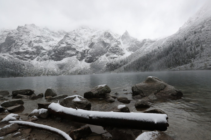 Śnieg w Tatrach, 18.09.2022 r. W godzinach rannych chmury odsłoniły ośnieżone góry. Warunki do uprawiania turystyki są trudne – na szlakach jest bardzo ślisko i mokro (Grzegorz Momot / PAP)