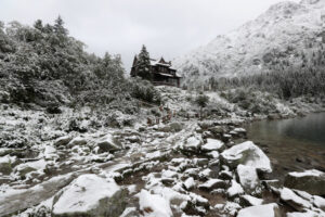 Śnieg w Tatrach, widoczne schronisko nad Morskim Okiem, 18.09.2022 r. (Grzegorz Momot / PAP)