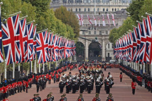 Royal Marine Band podczas państwowej procesji pogrzebowej królowej Elżbiety II, aleja The Mall w Londynie, Wielka Brytania, 19.09.2022 r., zdjęcie udostępnione przez brytyjskie Ministerstwo Obrony (POPhot Will Haigh/BRITISH MINISTRY OF DEFENCE/HANDOUT/PAP/EPA)