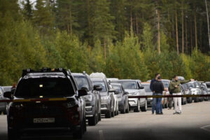 Fińska straż graniczna: Kolejki na przejściach, w tygodniu blisko o 60 proc. więcej przybyszy z Rosji