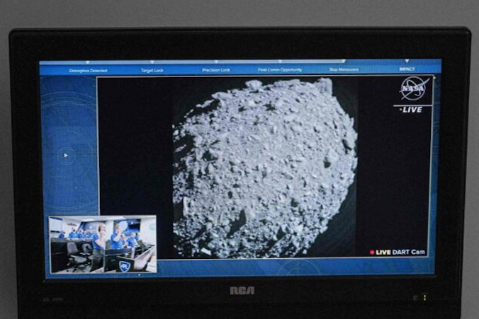 Telewizor w Centrum Kosmicznym NASA im. Kennedy’ego rejestruje ostatnie obrazy podczas misji DART, ang. Double Asteroid Redirection Test, tuż przed uderzeniem sondy w asteroidę Dimorphos, przylądek Canaveral na Florydzie, 26.09.2022 r. (Jim Watson/AFP via Getty Images)