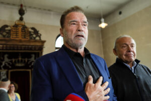 Amerykański aktor i polityk Arnold Schwarzenegger (po lewej) oraz przewodniczący Auschwitz Jewish Center Foundation, prowadzącej Centrum Żydowskie w Oświęcimiu, Simon Bergson (po prawej) podczas wizyty w Oświęcimiu, 28.09.2022 r. (Tomasz Wiktor / PAP)