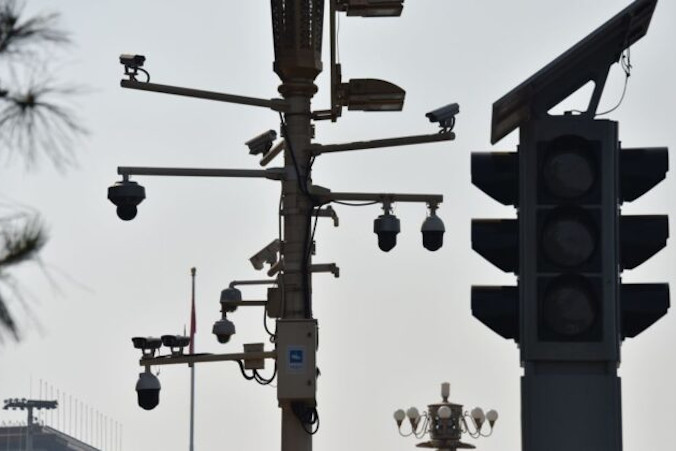 Kamery monitoringu widoczne na rogu placu Tiananmen w Pekinie, 6.09.2019 r. (Greg Baker/AFP via Getty Images)