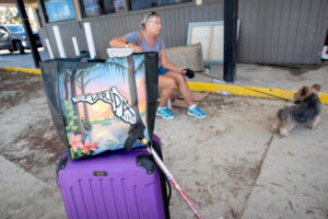 Mieszkańcy Fort Myers Beach czekają na ewakuację na wyspie San Carlos po przejściu huraganu Ian w Fort Myers Beach, Floryda, USA, 2.10.2022 r. (CRISTOBAL HERRERA-ULASHKEVICH/PAP/EPA)