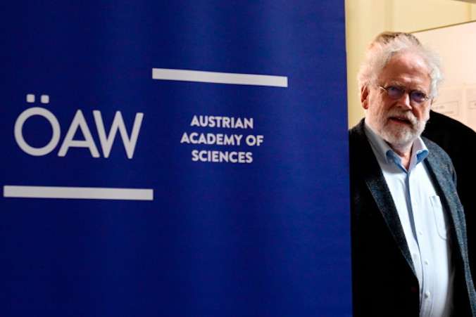 Anton Zeilinger podczas konferencji prasowej na Wydziale Fizyki po otrzymaniu Nagrody Nobla w dziedzinie fizyki, Wiedeń, Austria, 4.10.2022 r. (CHRISTIAN BRUNA/PAP/EPA)