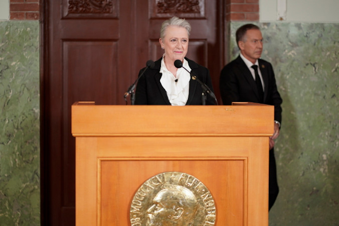  Berit Reiss-Andersen, przewodnicząca Norweskiego Komitetu Noblowskiego, ogłasza laureatów tegorocznej Pokojowej Nagrody Nobla w Instytucie Noblowskim w Oslo, Norwegia, 7.10.2022 r. (HEIKO JUNGE/PAP/EPA)